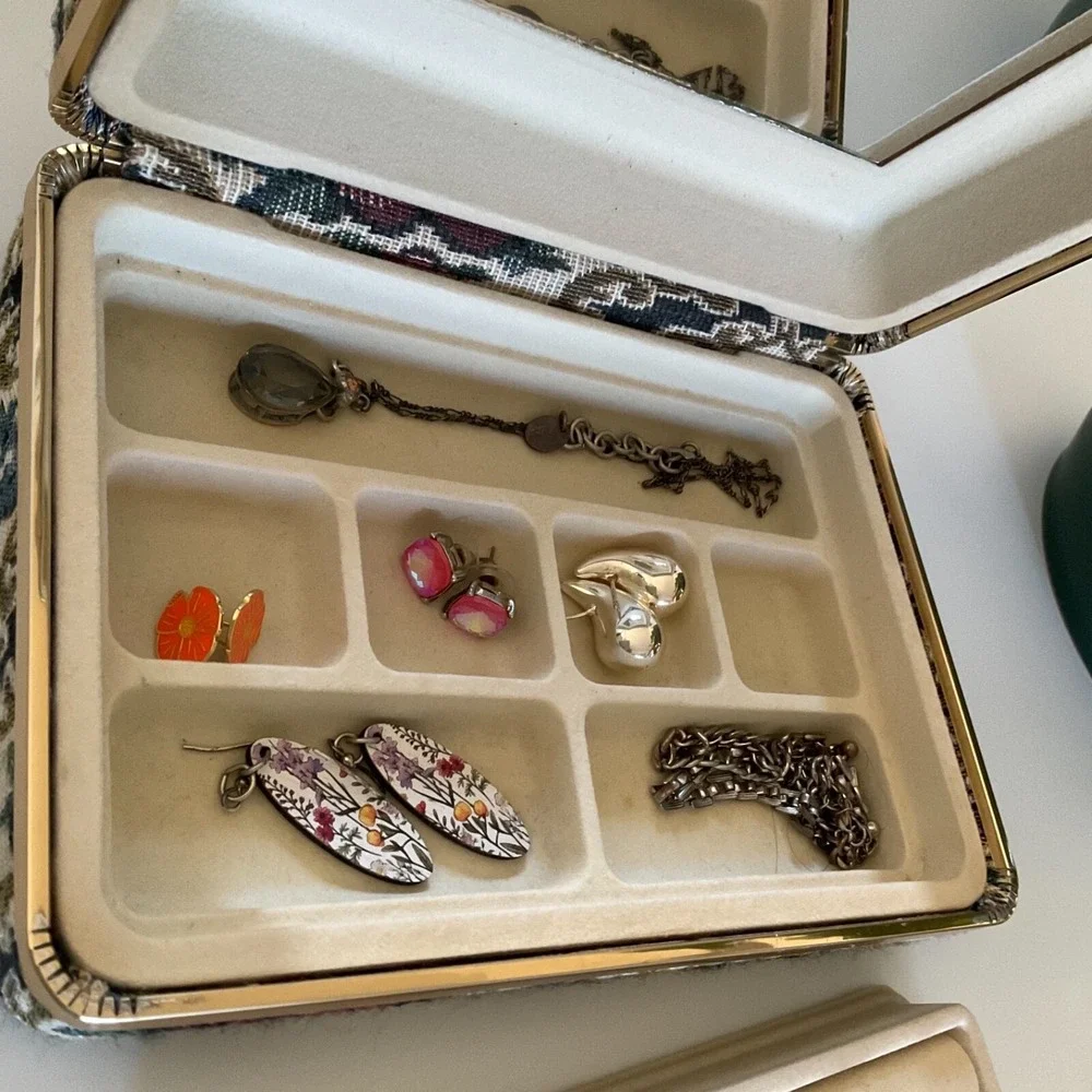 Vintage Travel‎ Jewelry Organizer Embroidered Floral Clamshell Cottage Core